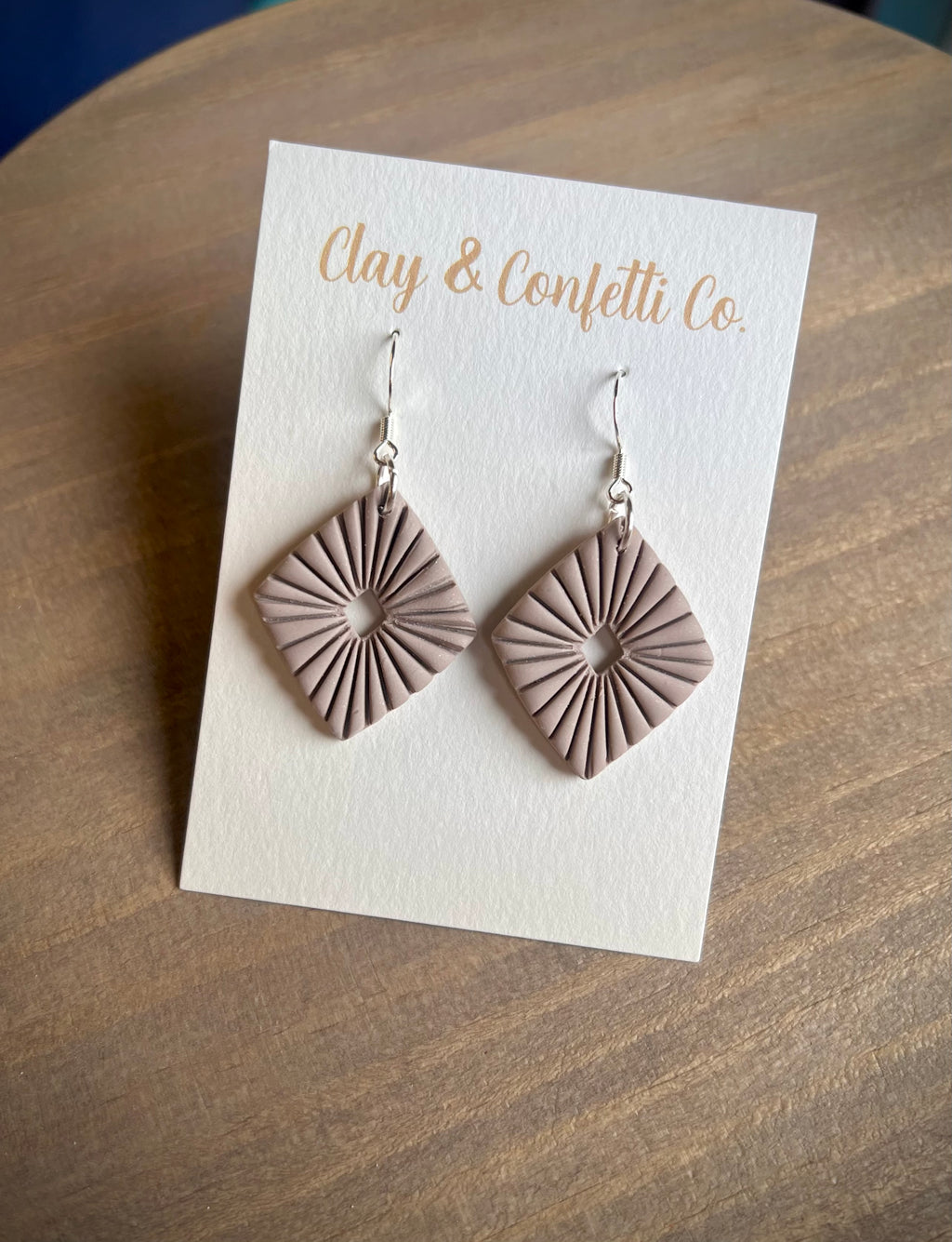 Taupe detailed diamond