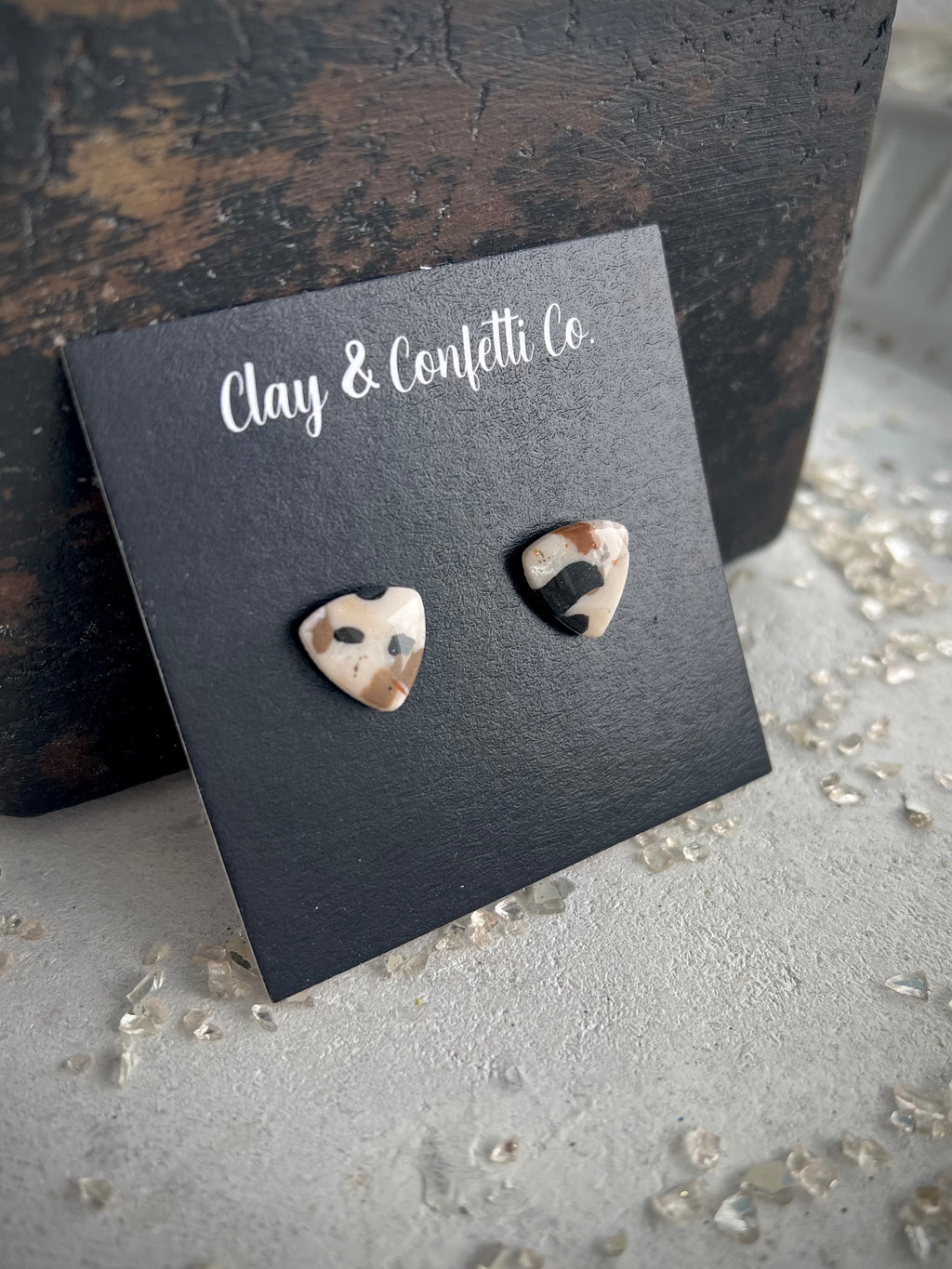 Triangle stud neutral black brown