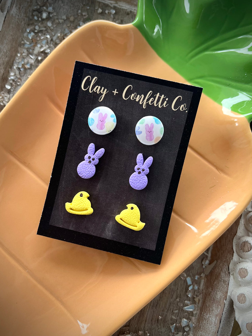 Peep pattern circle stud