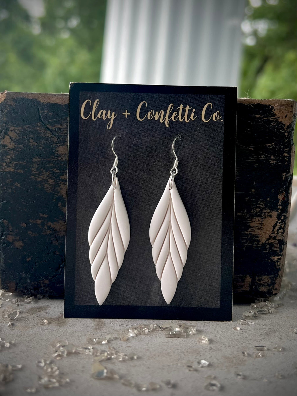 Slim feather dangle white