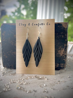 Slim feather dangle black