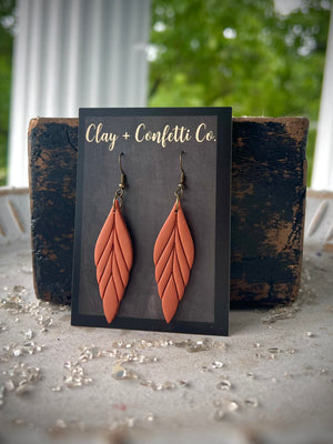 Slim feather dangle rust