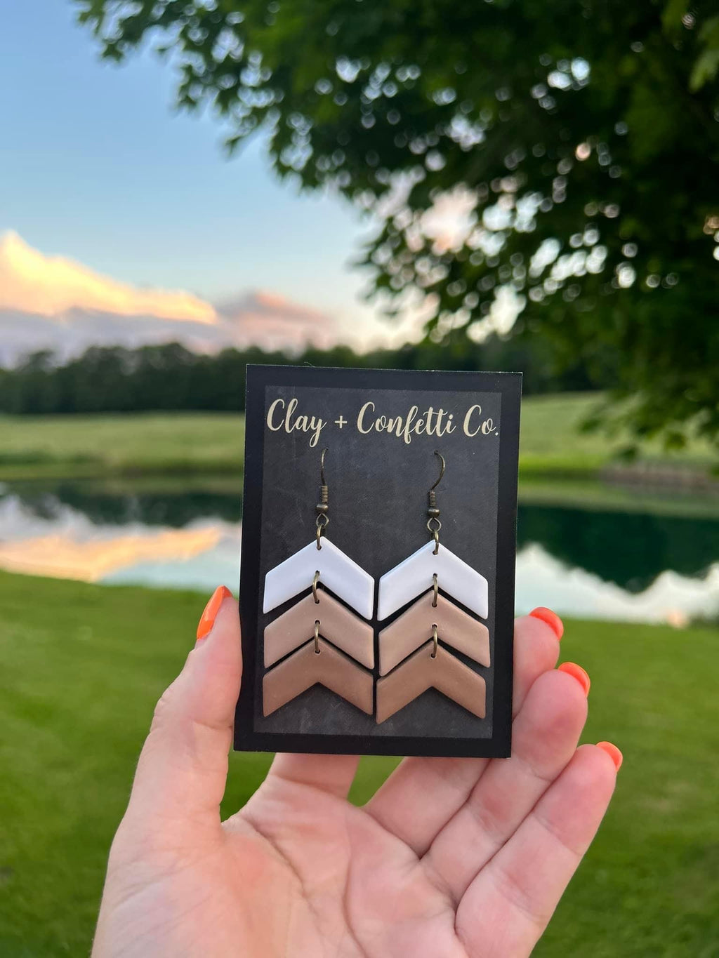 Triple narrow neutral arrow dangle