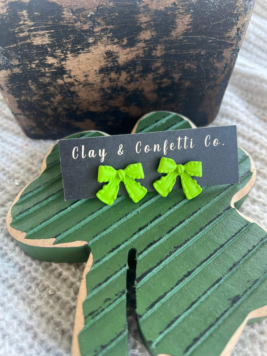 Bright green bow stud