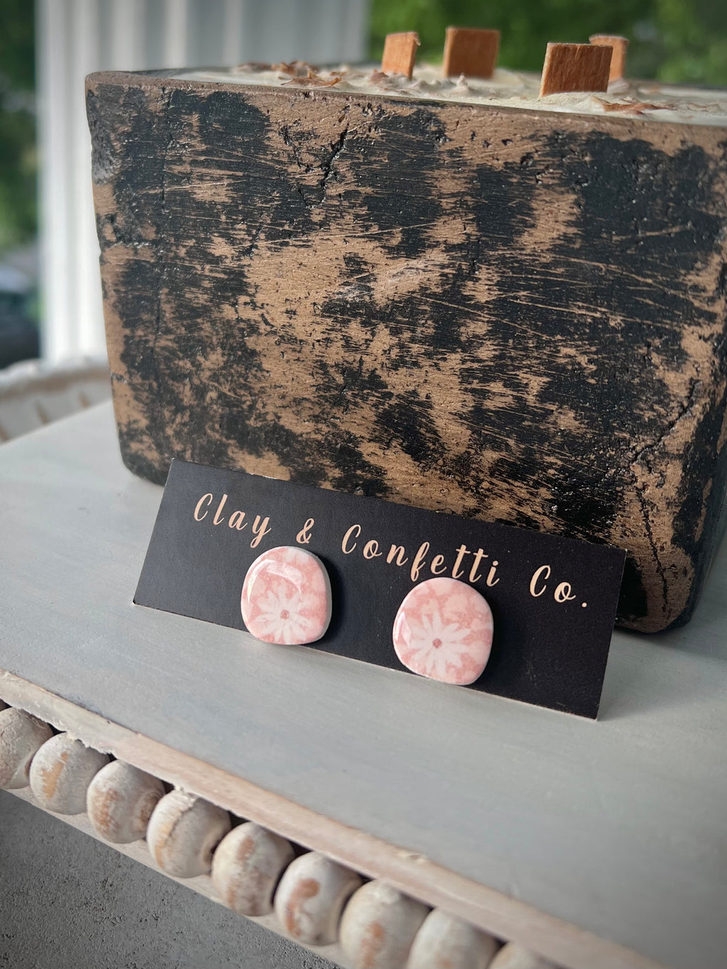 Faded daisy organic stud