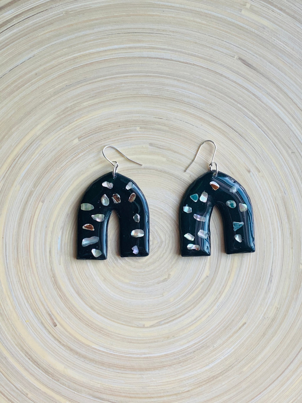 Black pointed arch with shells