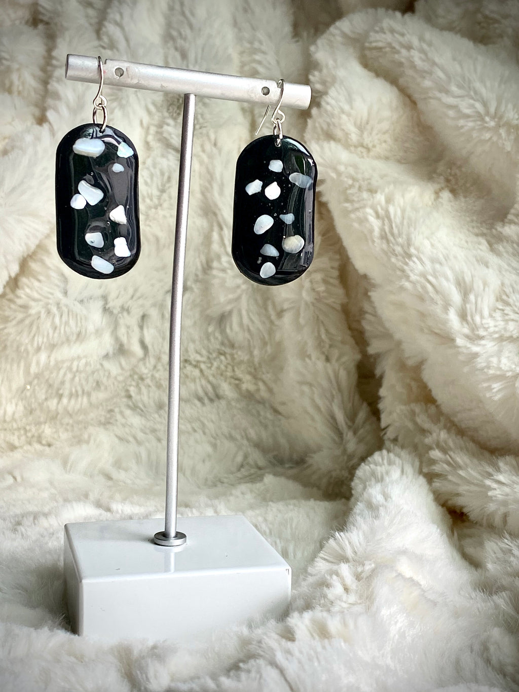 Large capsule dangle black with shells