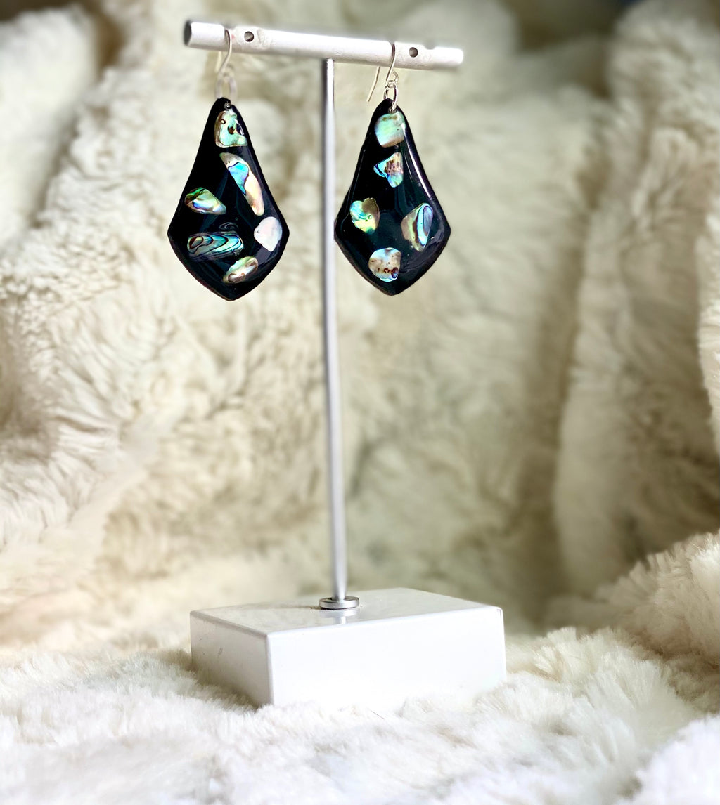 Black kite with shells dangle