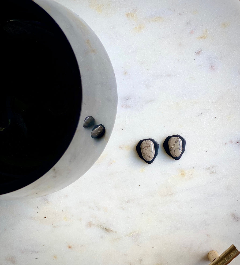 Earth tone center stud