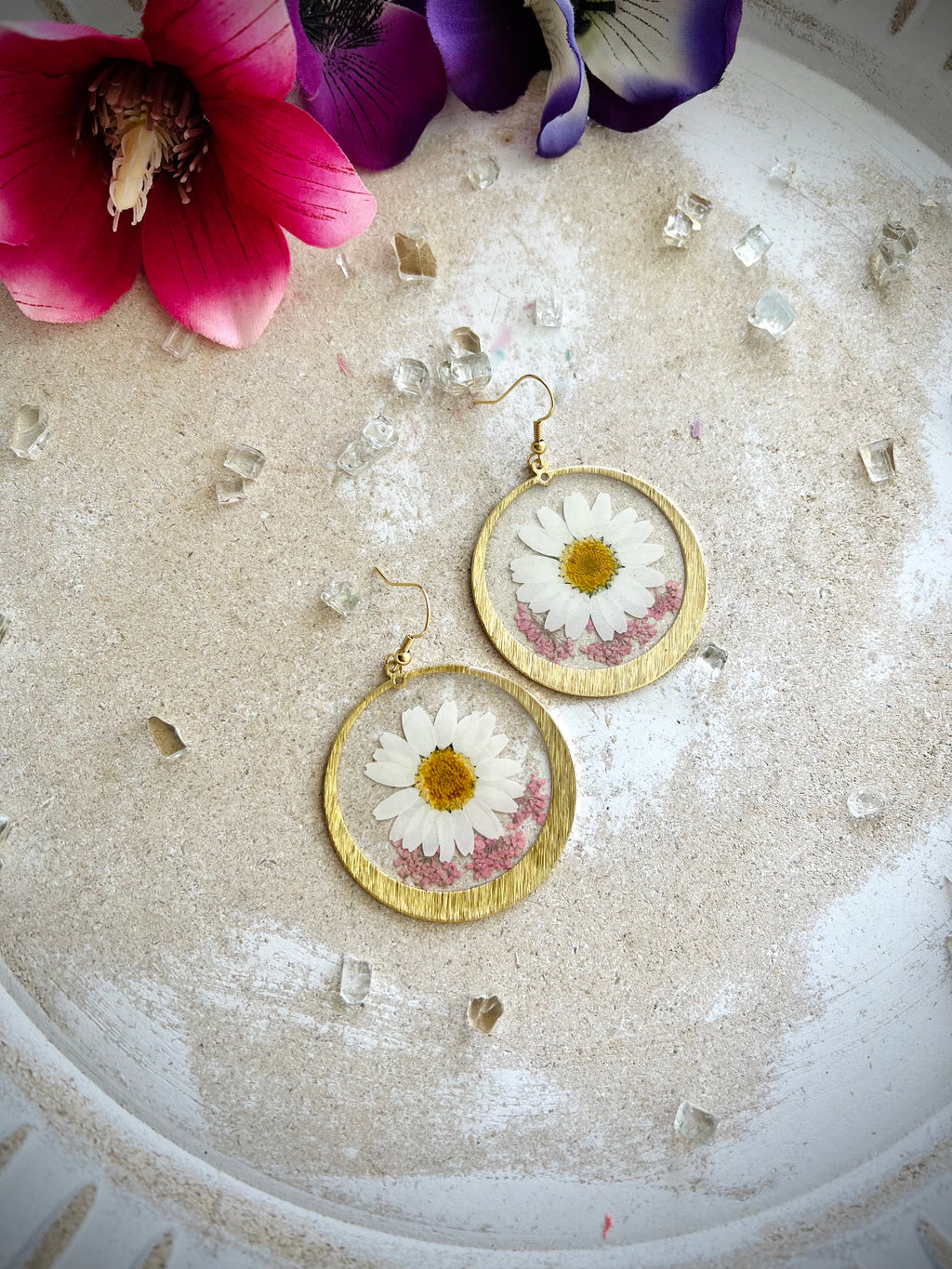 White Daisy with Pink Queen Anne’s Lace in Gold