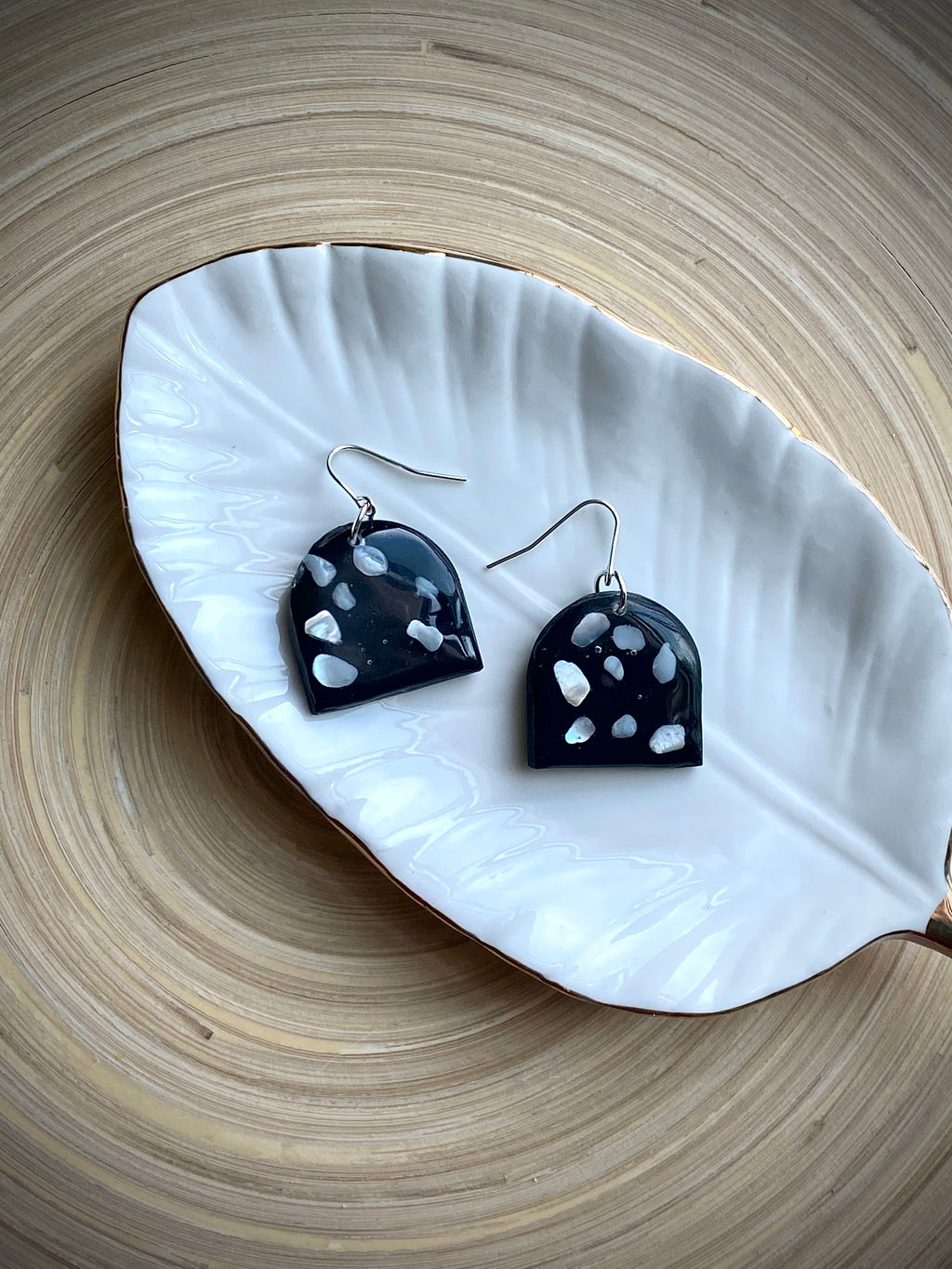 Black with shells small arch